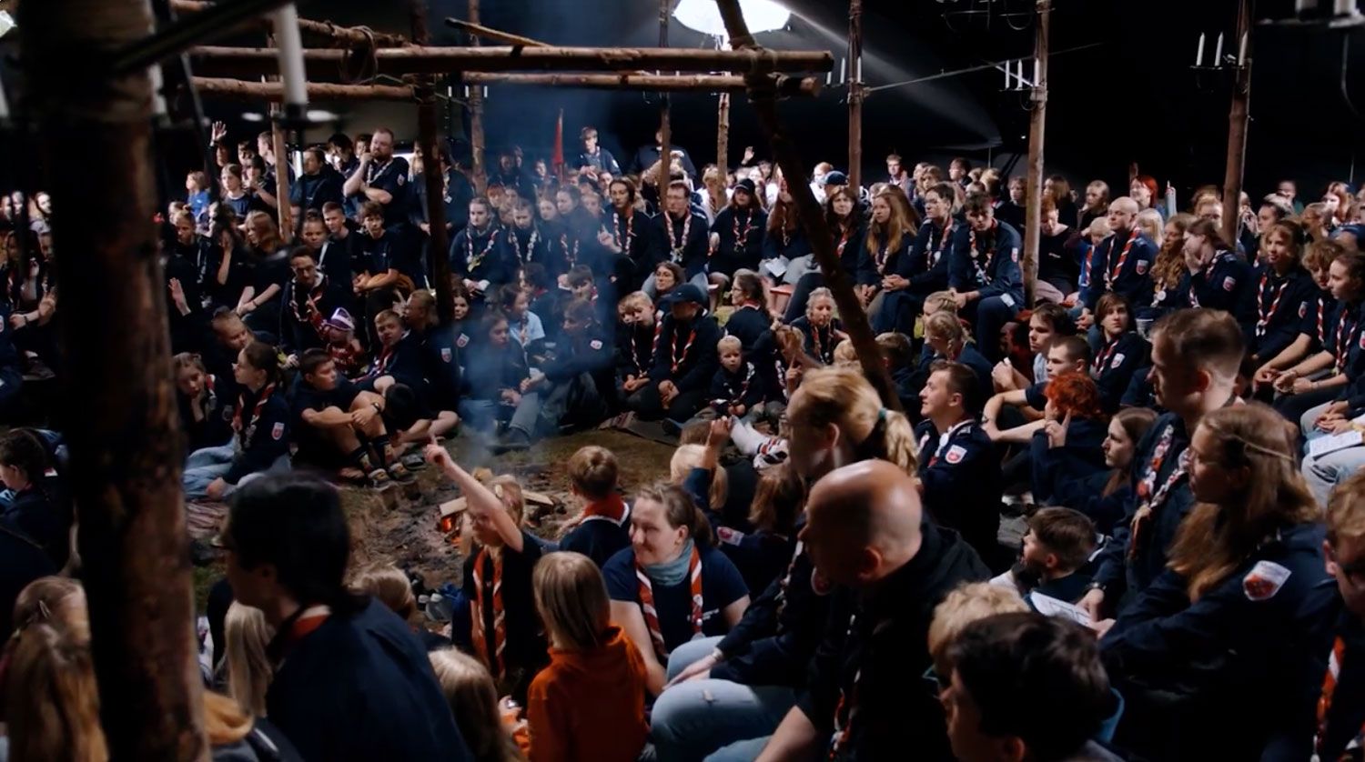 Standbild aus dem Video als Vorschau: Viele Jugendliche in einer Jurte beim Bundesjugendlager