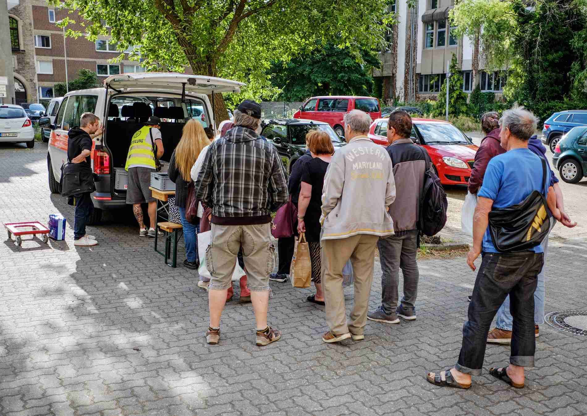 Wartende Menschen vor dem Versorgungsbus