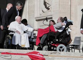 Papst Franziskus bei seiner Audienz mit einem behinderten Teilnehmer der Malteser