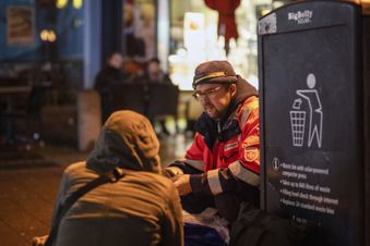 Freundliche Ansprache eines obdachlosen Menschen von einem Malteser.. Foto: Haas/Malteser