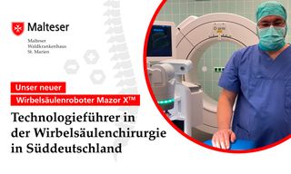 Person im OP-Bereich neben dem Wirbelsäulenroboter Mazor X bei der Präsentation der Technik.