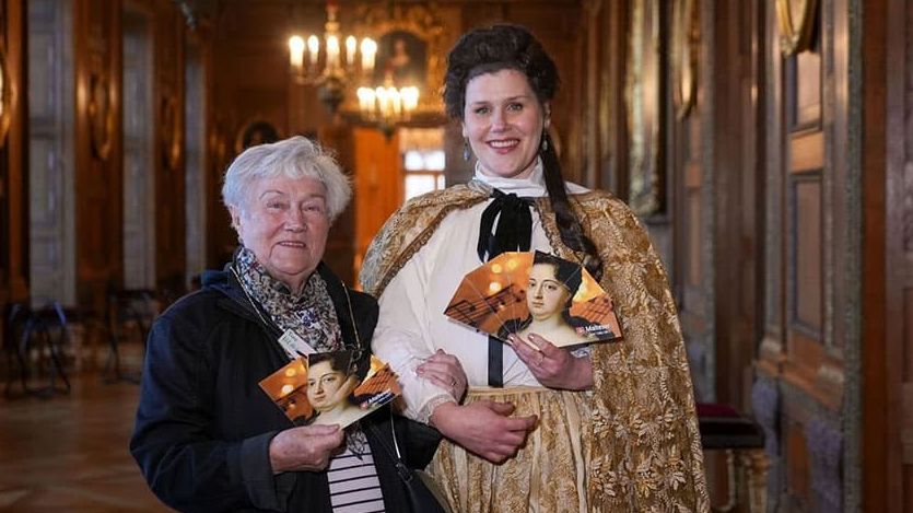 Zwei Frauen bei einer Führung in einem Schloss