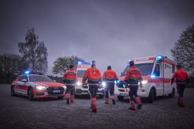 Rettungskräfte bei Nacht