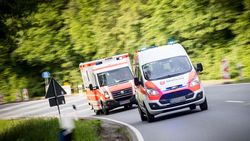 Rettungswagen fahren auf einer Straße