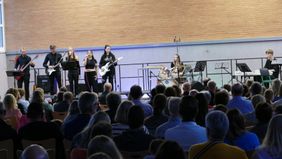Die Rockband heizt dem Publikum mit Gitarrensound ein.