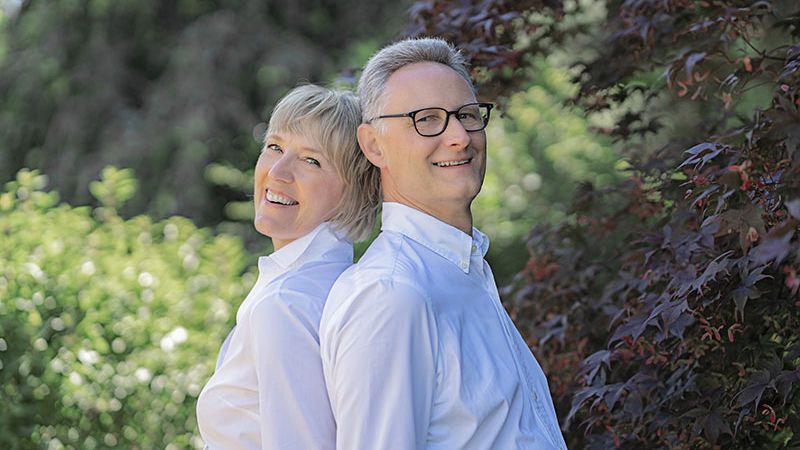 Beate & Dr. Michael Schaal lachen freundlich in die Kamera