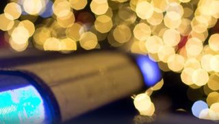 Blaulicht vor funkelnden Lichtern