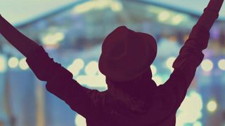 Mensch jubelt bei einem Konzert.