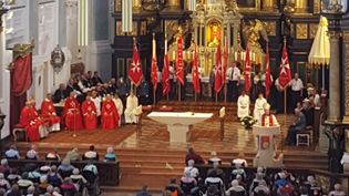 Kirche mit vielen Menschen in Malteser Kleidung, festlicher Gottesdienst
