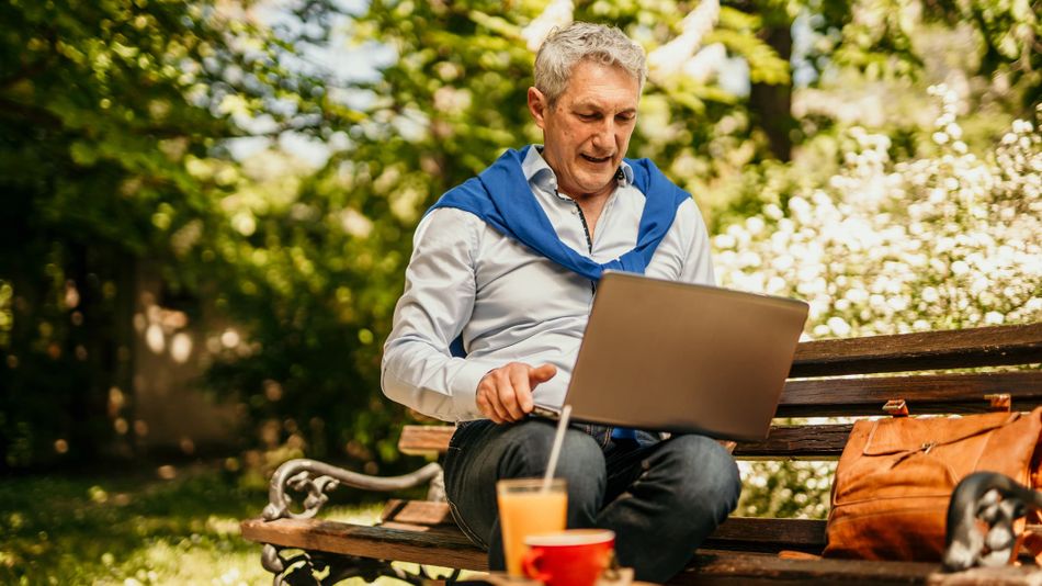 Senior schreibt seine Lebensgeschichte.