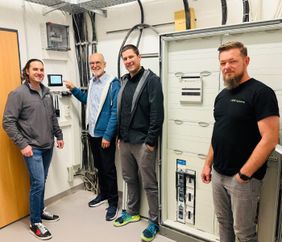 Stolz präsentieren die Verantwortlichen im Zählerraum die neue Photovoltaik-Anlage, die einen bedeutenden Schritt in Richtung nachhaltiger Energieversorgung des Antoniuskollegs darstellt.