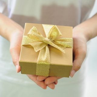 Zwei Hände, welche ein Geschenk überreichen