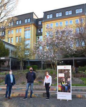 Freuen sich über die Patenschaft an der Marienschule Fulda (von links): Stellvertretende Schulleiter der Marienschule StD, Karsten Keller, Valentin Schneider und Swetlana Wolf von den Maltesern. 