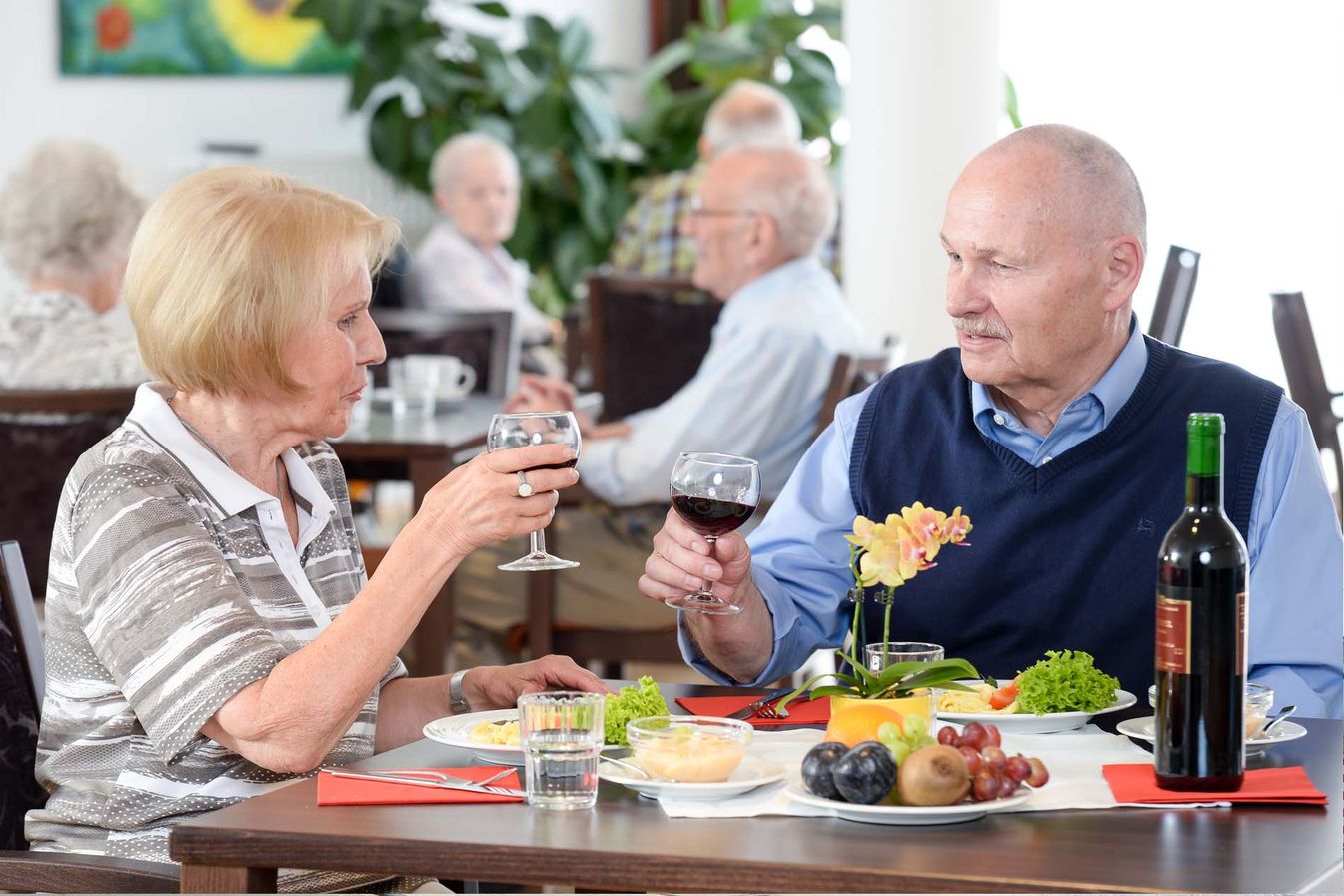 Bewohner essen zusammen zum Abend 