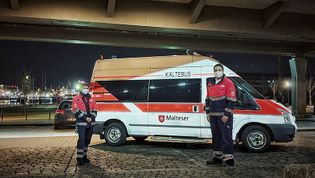 Malteser Kältebus steht in der Nacht unter einer Brücke. 