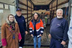 Gruppenfoto vor einem LKW