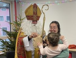 Nikolaus verteilt Geschenke
