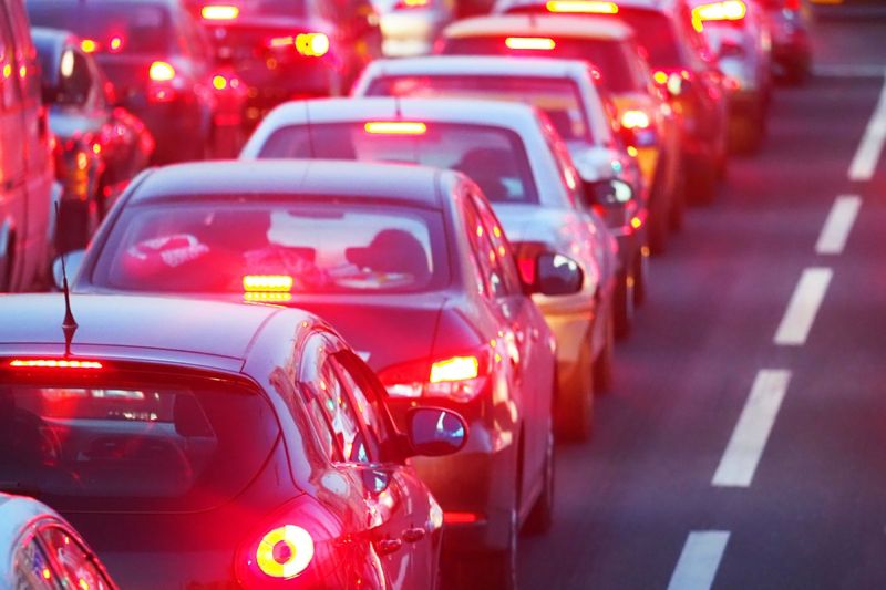 Autos bei Dämmerlicht in einem Stau