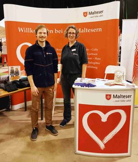 Julian Wundke und Anna-Magdalena Wisch am Stand der Malteser auf der Hannoverschen Freiwilligenbörse