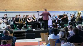 Das Orchester überzeugt mit eindrucksvollen Arrangements.