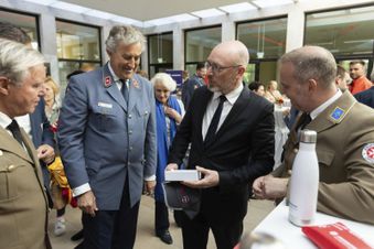 Innenminister Pegel mit Malteser und Johannitern. Foto: Scharf