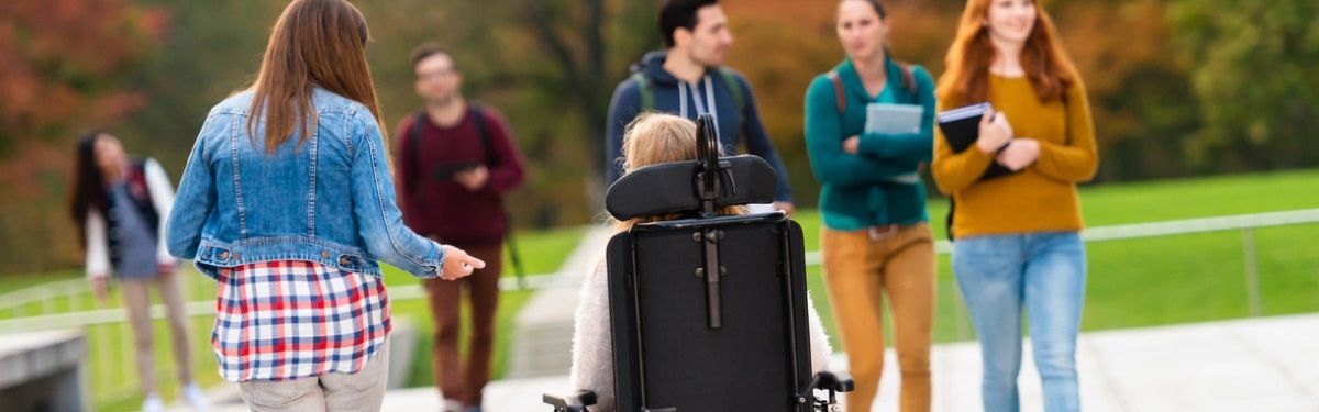 Junge Studierende, darunter eine Person im Rollstuhl