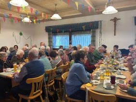 Seniorinnen und Senioren im Sportheim Preith