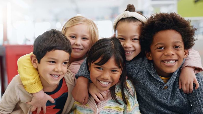 Eine Gruppe lächelnder Kinder.