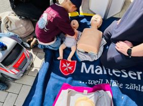 Publikum beim Tag der Offenen Tür der neuen Feuerwache Neuss-Hoisten in besten Händen der Malteser