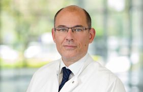 Porträt von Prof. Dr. med. Thomas Tischer, MBA, Chefarzt der Klinik für Orthopädie und Unfallchirurgie