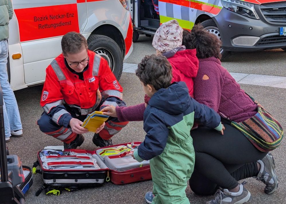 Das Team des Rettungsdienstes Neckar Enz zeigte den Kindern, was so ein KTW beinhaltet.