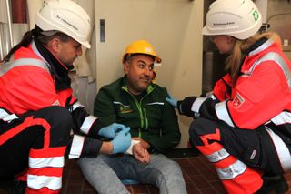 Zwei Betriebssanitäter im Einsatz