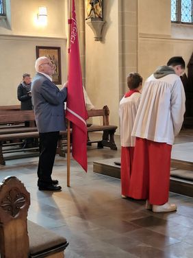 Messdiener und Bannerträger der Malteser