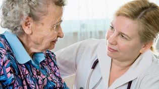 Eine Seniorin spricht mit einer ambulanten Pflegerin.