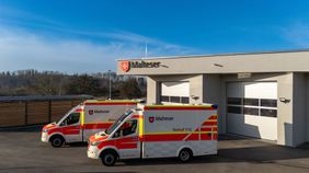 Eine Rettungswache mit zwei Rettungswägen davor