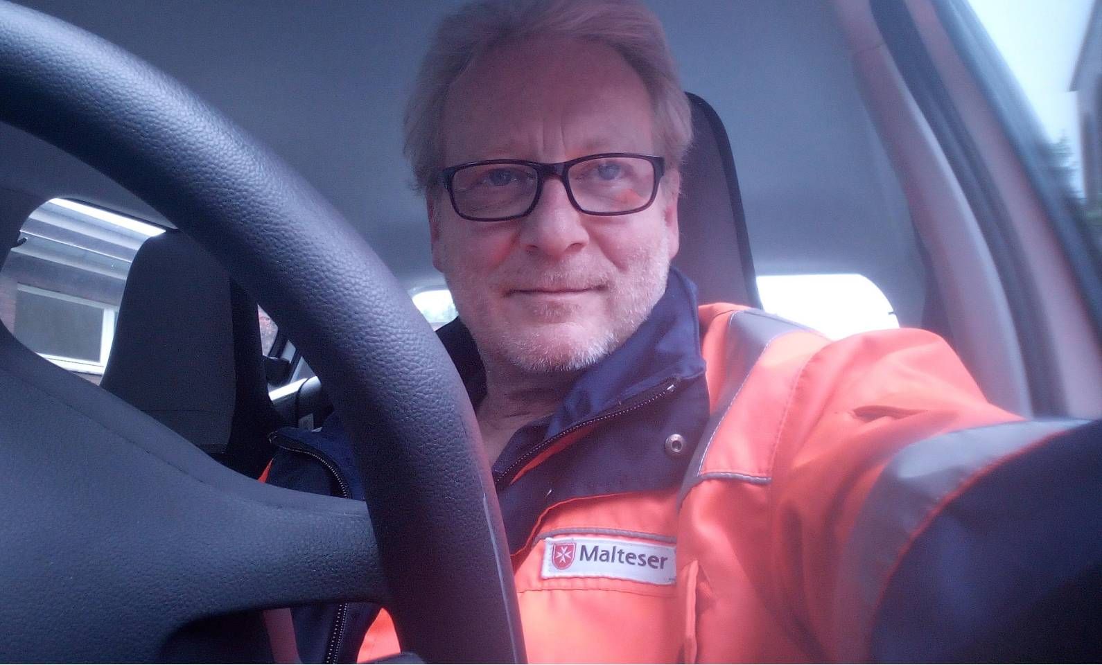 Konstantin Prause in Malteser Jacke im Auto