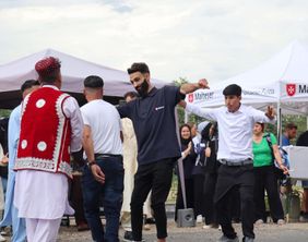 Ein Einblick in das rege und bunte Treiben am vergangenen Samstag rund um das Malteser Zentrum. Geboten wurden afghanischer Tanz, Vorstellung des Besuchs- und Begleitungsdienstes mit Hund, gemeinsame Katastrophenschutz-Übung mit dem THW sowie einen Vortrag zum Thema Patientenverfügung und Co. Fotos: Malteser Fulda/Antonia Sauer