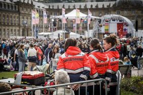 Ein friedliches Fest auch für diese Sanitäterinnen der Malteser, hier beim Abschluss-Gottesdienst am Sonntagmorgen. Foto: Wolf Lux