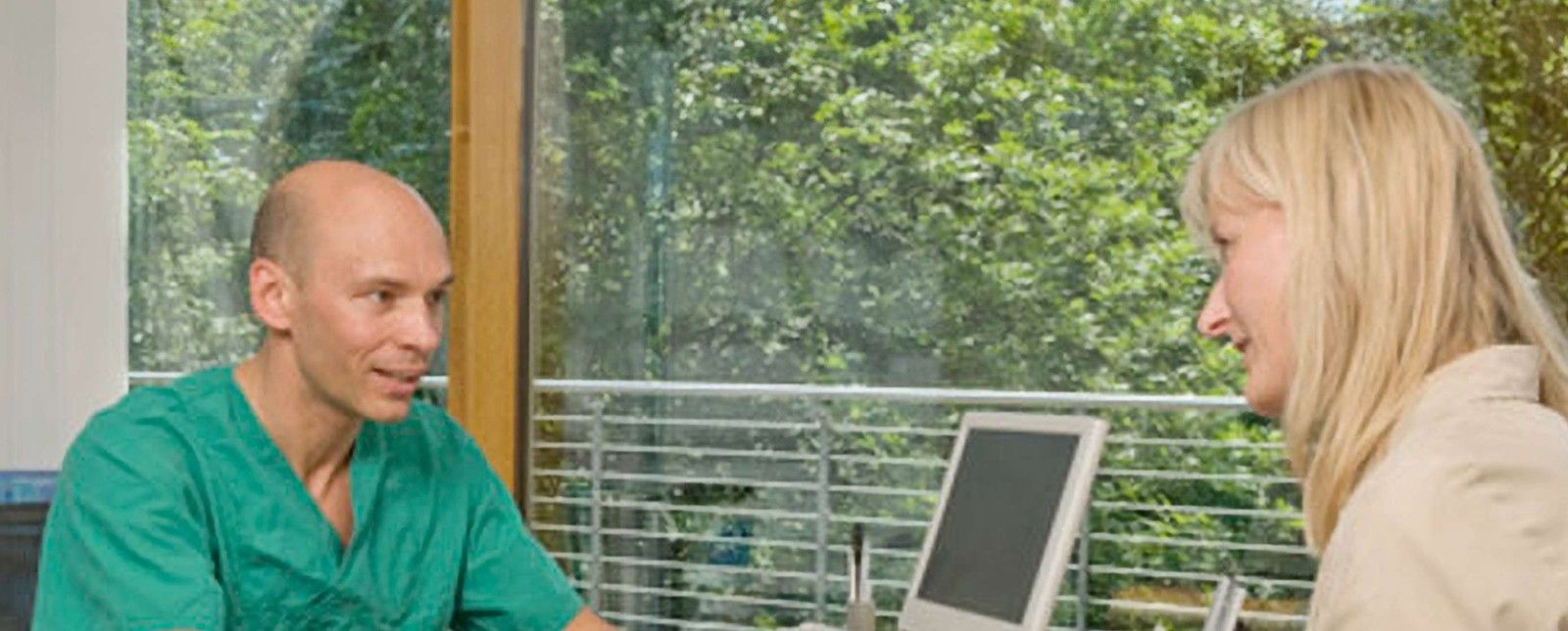 In der Prämedikationsambulanz wird eine Patientin durch einen Arzt über die Narkose aufgeklärt.