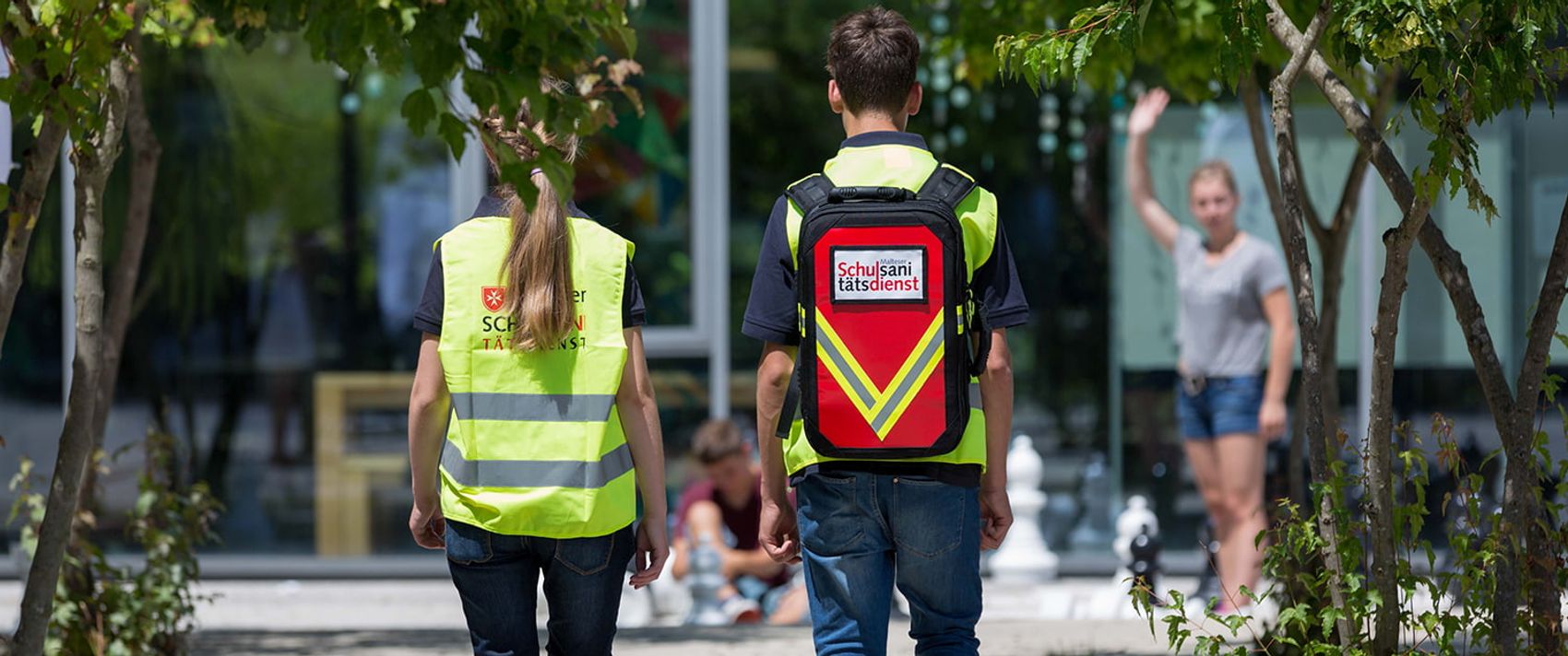 Zwei Schulsanitäter sind auf dem Weg zu einem Einsatz.