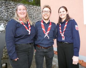 Der scheidende Diözesanjugendsprecher Fabian Weiß mit seiner Nachfolgerin Julia Eichberger (r.) und Diözesanjugendreferentin Anna Hoffmann.