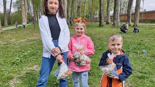 gflüchtete Kinder suchen Osternester in Osterhofen