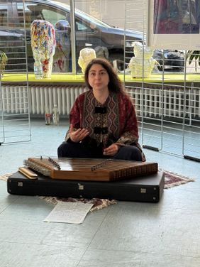 Malteser Ehrenamtliche spielt auf einer Santur (Foto: Malteser Kaiserslautern)