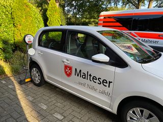 Malteser E-Auto am Laden