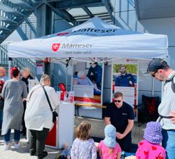 Publikum beim Tag der Offenen Tür der neuen Feuerwache Neuss-Hoisten in besten Händen der Malteser