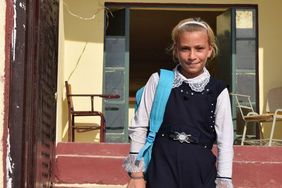 HUda kann jetzt wieder die Schule besuchen. Sie lebt im Irak, wo viele Menschen vom IS verfolgt wurden. Foto: People in Need/ Malteser International