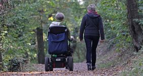 Im Gespräch bleiben: Anstatt uns darauf zu konzentrieren, den assistierten Suizid zu erleichtern, müssen wir rechtzeitig präventive Hilfestellungen anbieten. Foto: Malteser