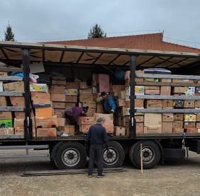 Ein mit Kartons beladener LKW