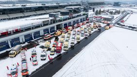 Die Einsatzfahrzeuge auf dem schneebedeckten Nürburgring.