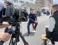 Mobalni Projektleiter Julian Wundke wird von RTL Nord vor der Kamera befragt